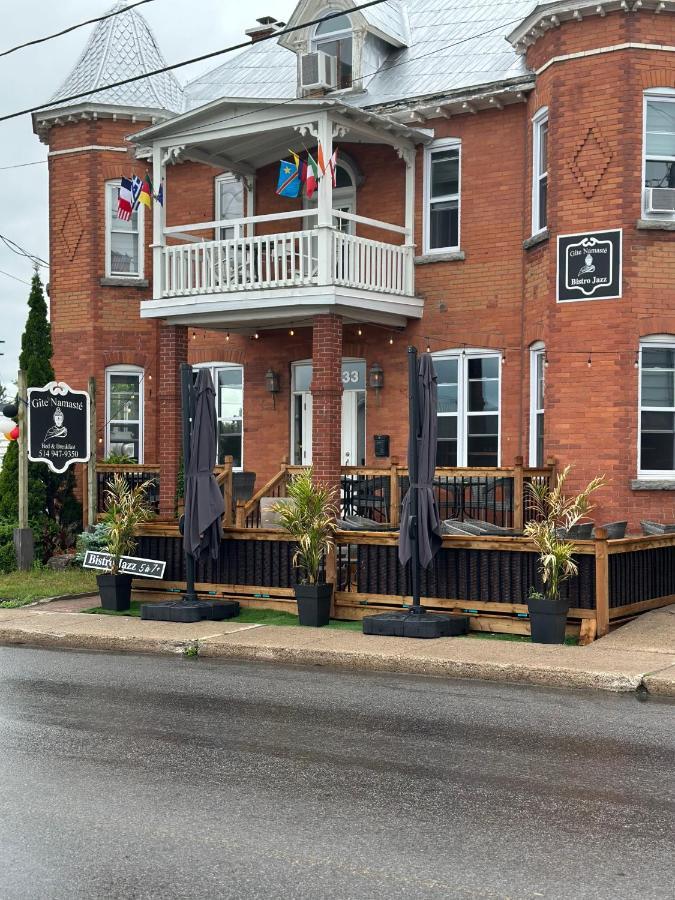 Auberge Et Bistro Namaste Lachute Ngoại thất bức ảnh
